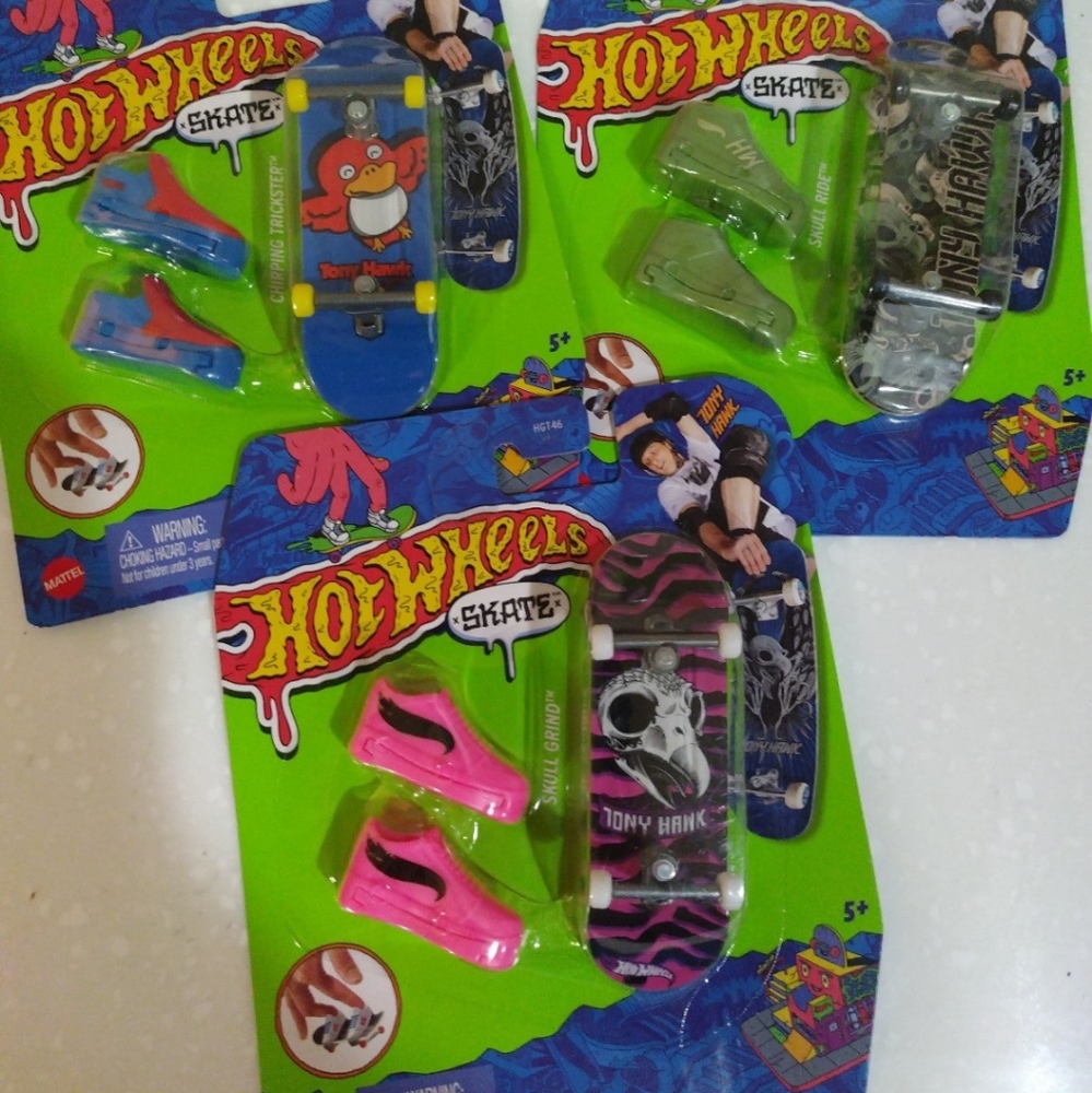 8) Hot Wheels Skate 2022 Collection Fingerboard Tony Hawk NEW SEALED - Picture 2 of 4